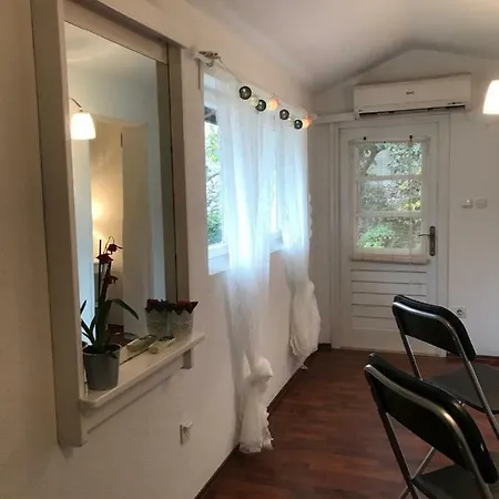 Julie's Centre دوبروفينك