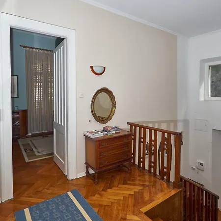 Julie's Centre Апартаменты *